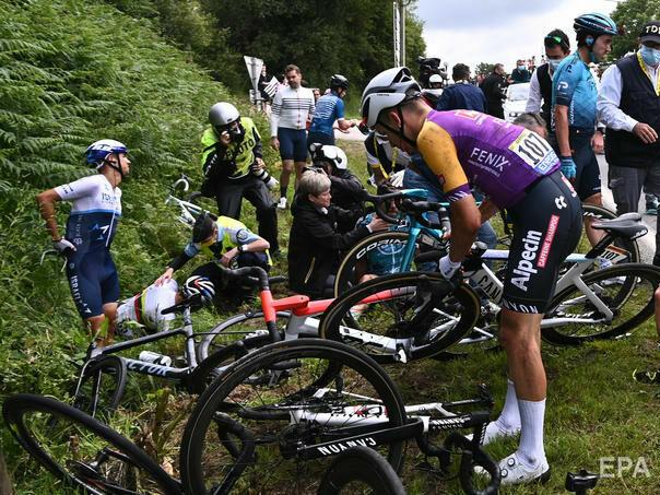 Организаторы "Тур де Франс" отозвали иск против болельщицы, из-за которой произошло массовое падение участников велогонки