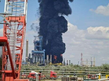 У Румунії стався вибух на найбільшому нафтопереробному заводі, постраждало кілька людей. Відео