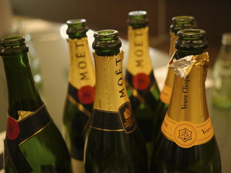 У РФ ухвалили закон, за яким шампанськими можуть називати тільки вина місцевого виробництва. Moet зупинила постачання продукції