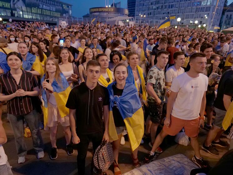 Евро 2020. В фан-зоне на Спортивной площади в Киеве тысячи болельщиков пели гимн Украины. Видео