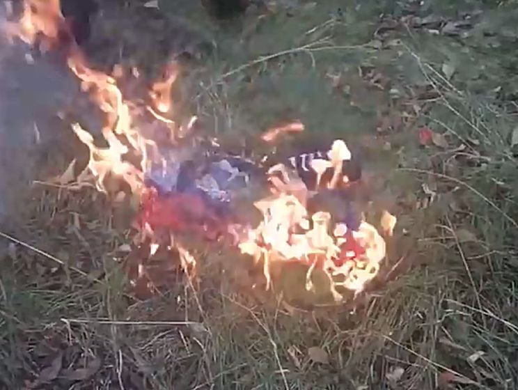 В Донецке сожгли флаг боевиков "ДНР". Видео