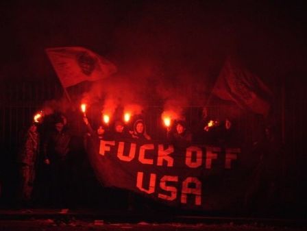 Резиденцию посла США в Москве закидали файерами