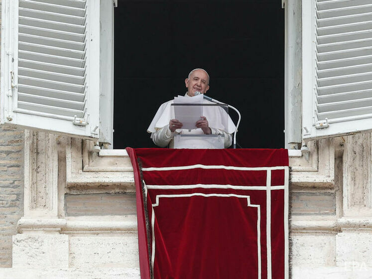 Папа римский Франциск попал в больницу. Ему проведут операцию на кишечнике