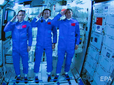 Два китайські космонавти сім годин провели у відкритому космосі
