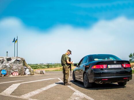 Украинские военные задержали боевика на блокпосту на Донбассе