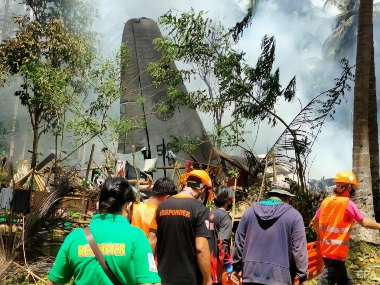 A plane crashed in the Philippines, killing dozens of people.  Photo report