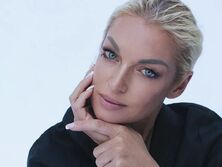 "Какой конфуз!", "Виден пирожок", "Мощная женщина". Волочкова в микробикини показала поперечный шпагат