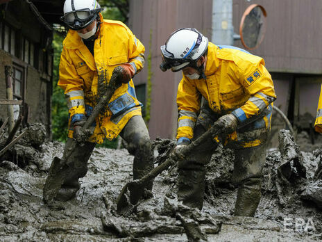 Четверо людей загинули, понад 60 шукають рятувальники за два дні після селевого зсуву в Японії. Фоторепортаж