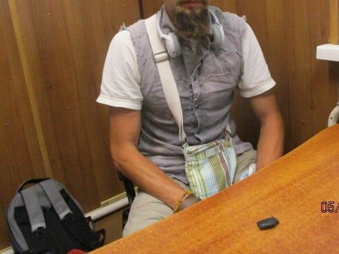 Мужчина пытался вывезти из Украины сверток с каннабисом, спрятанный в бороде – таможня