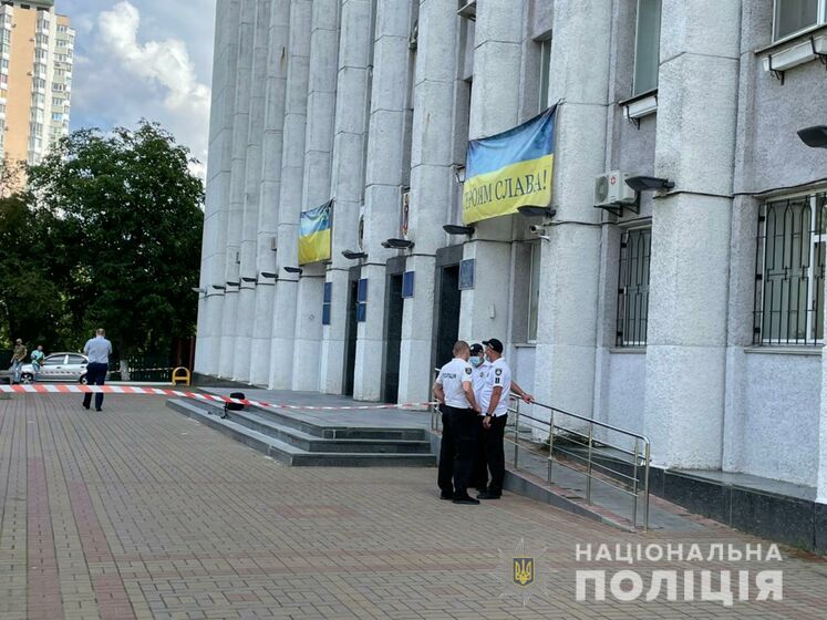 Мужчина стрелял возле администрации Вышгорода. У него был с собой меч – полиция 