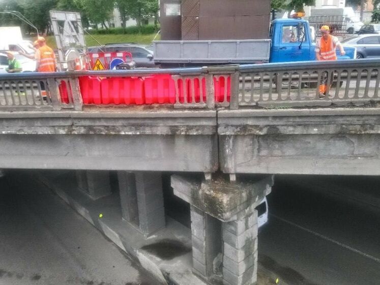 В Киеве обвалилась часть Берестейского моста, кусок бетона упал на грузовик