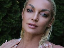 "Она просто над всеми издевается". Волочкова задрала ногу в лифте