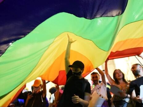 Перед будівлею парламенту розгорнули ЛГБТ-прапор