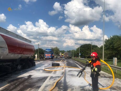 В результате ДТП во Львовской области на трассу Киев – Чоп разлилось топливо, движение было затруднено