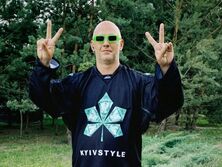 "Последние мужики в шоу-бизнесе". Потап и Позитив поцеловались в губы перед многотысячной толпой. Видео