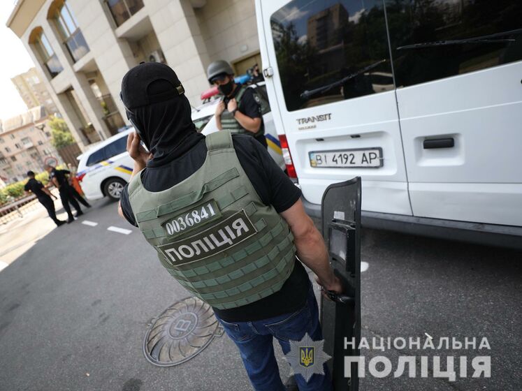 Раненному киевским стрелком полицейскому врачи собирают руку – Геращенко