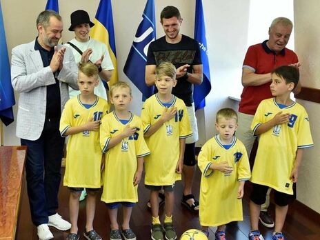 Детям-футболистам с Троещины организовали встречу с игроками национальной сборной – Павелко