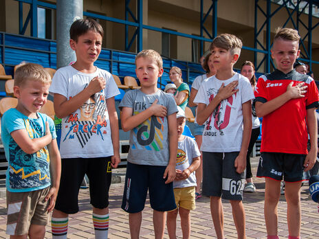 У Києві діти, які грали у дворовий футбол, заспівали гімн України. Їх запросили займатися футболом професійно