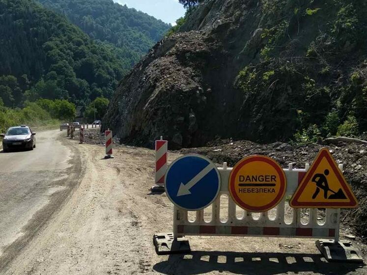 Опасную 30-метровую скалу разобрали на трассе национального значения в Закарпатской области