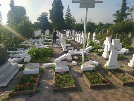 Вандал повалил почти 60 памятников на могилах сечевых стрельцов во Львовской области