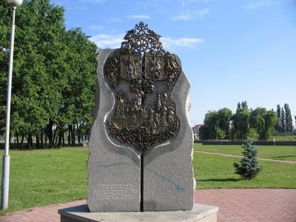 У столиці демонтують монумент дружби Києва та Москви