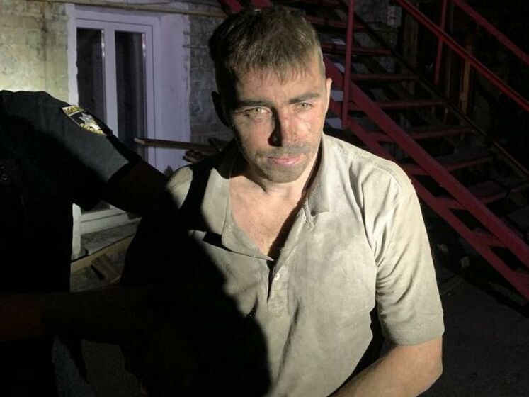 Підозрюваний у педофілії, який утік із-під варти в Києві, добу переховувався на даху