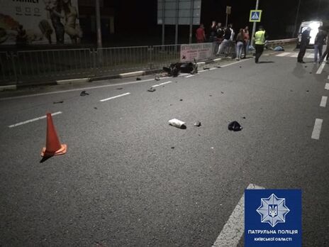 У Київській області мопед потрапив під вантажівку. Двоє людей загинули