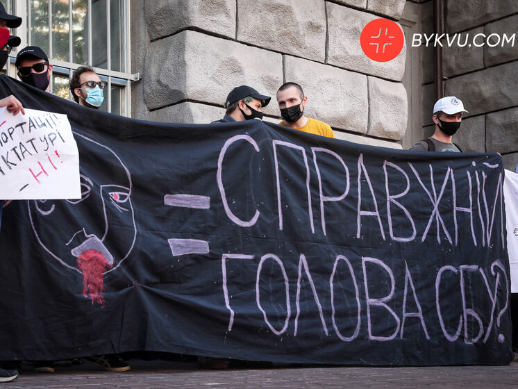 Під СБУ влаштували мітинг. Його учасники вимагають не видавати Білорусі анархіста Боленкова