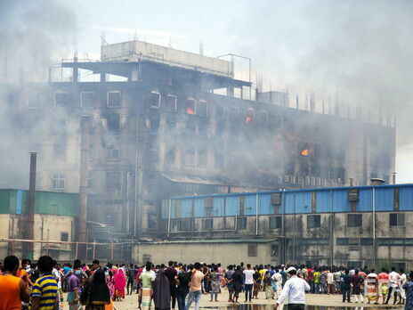 У Бангладеш під час пожежі на фабриці загинуло понад 50 осіб. Фоторепортаж