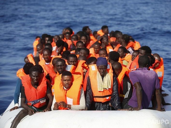 29 африканских мигрантов задохнулись на борту надувной лодки в Средиземном море