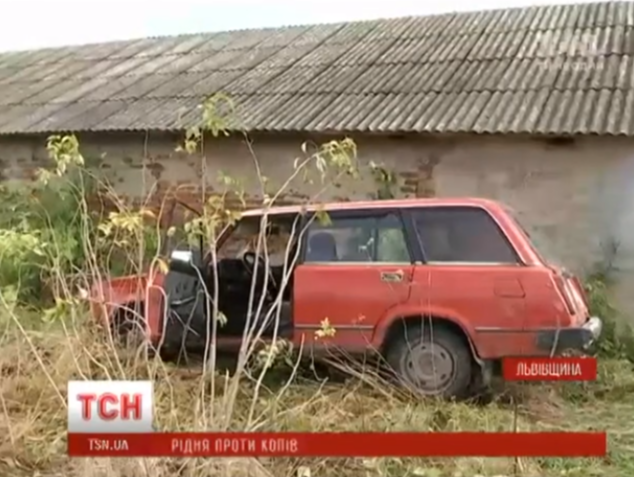 Во Львовской области жители села лопатами и сапками "отбивали" у полиции несовершеннолетнего водителя