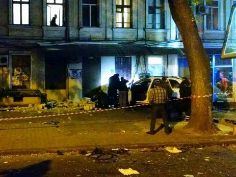 В Одессе столкнулись два автомобиля, есть погибшие. Виновник сбежал, ранив ножом прохожего