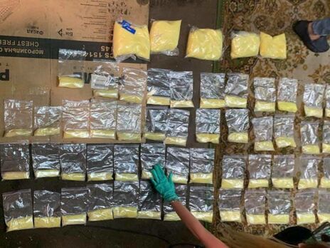 Прокуратура повідомила про викриття наркопритону поряд зі школою в Києві, вилучили 5 кг прекурсору