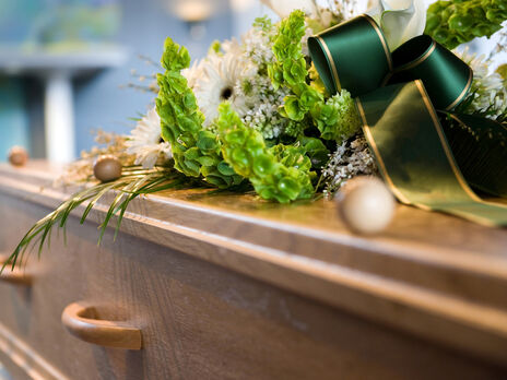 Через високу смертність від COVID-19 у Петербурзі не встигають кремувати небіжчиків