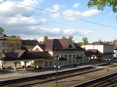 Во Львове девушка пыталась сделать селфи на крыше цистерны поезда. Ее госпитализировали с 70% ожогов тела