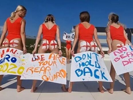 Украинки, которых арестовывали в Дубае за голую фотосессию, разрисовали ягодицы в поддержку Англии на Евро 2020