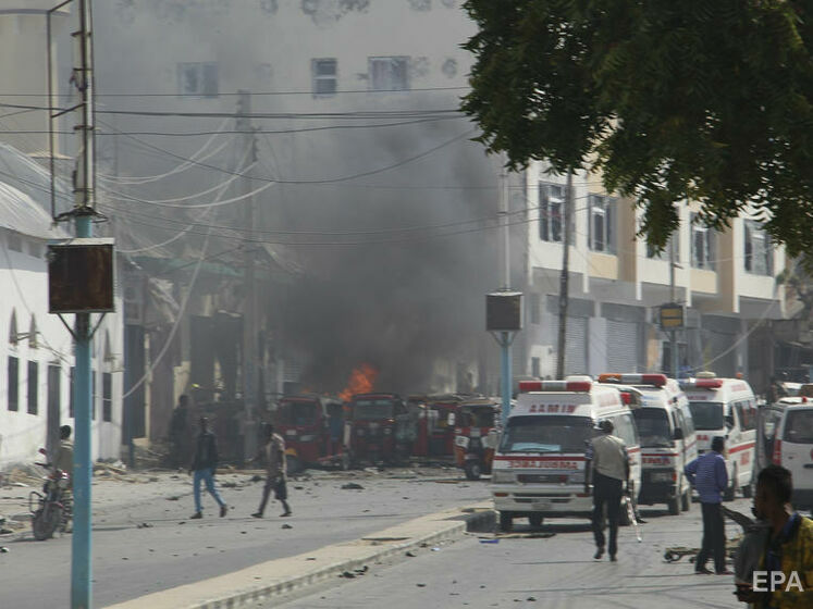 В столице Сомали прогремел взрыв на оживленном перекрестке. Боевики хотели устранить комиссара полиции