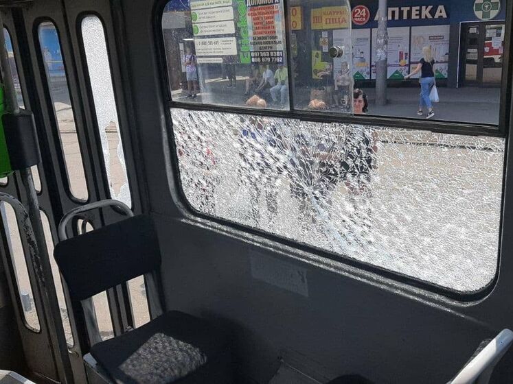 У Харкові обстріляли трамвай із пневматичної зброї. ЗМІ писали, що пасажир дістав поранення вибитим склом