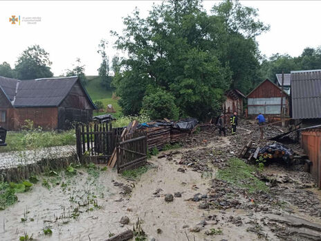 В Закарпатской области из-за сильных осадков затопило дома и дороги, спасатели борются со стихией