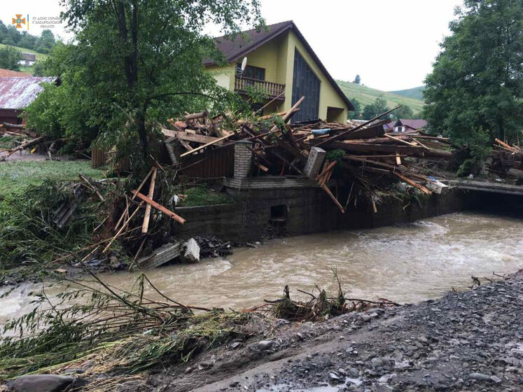 В Закарпатской области после подтоплений спасатели устанавливают местонахождение одного человека