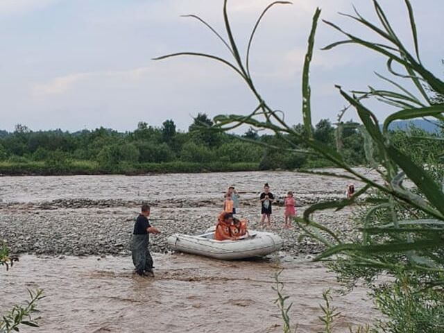 В Івано-Франківській області рятувальники зняли з острова, який утворився через розлив річки, шістьох дітей і дорослого