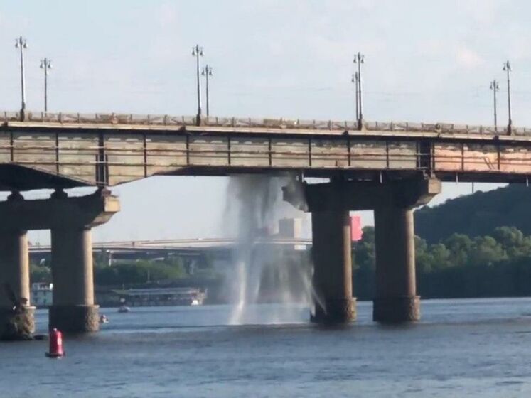В Киеве под мостом Патона второй раз за месяц прорвало тепломагистраль. Видео