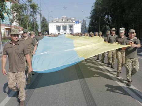 В Мариуполе военные развернули флаг Украины рекордной длины. Фоторепортаж