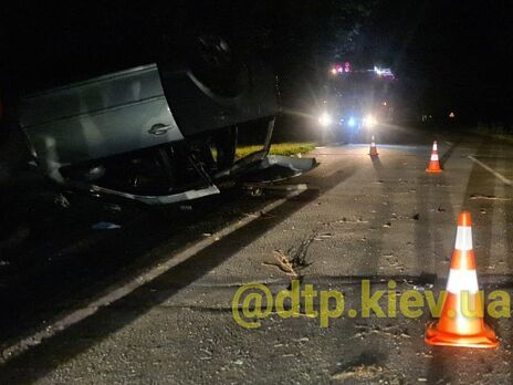 В Киевской области перевернулась легковая машина, в которой ехало 12 человек. Есть погибшие