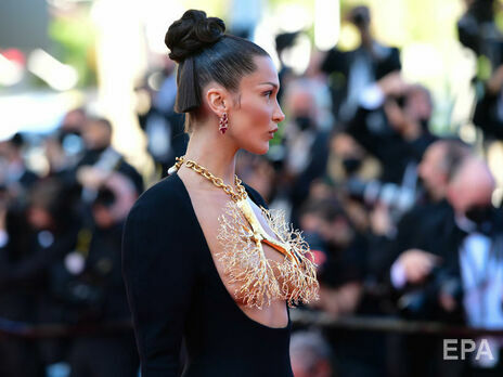 Белла Хадид прошлась по красной дорожке Канн с оголенной грудью, прикрытой позолоченным колье