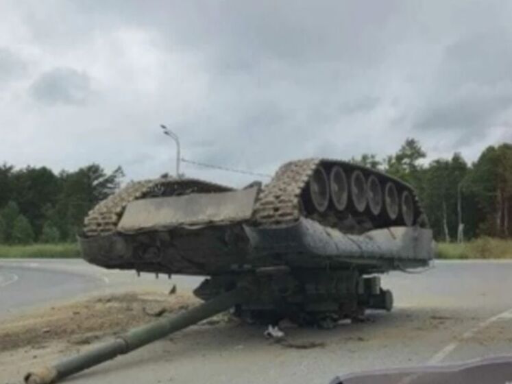У Росії у військових під час транспортування впав танк. Відео