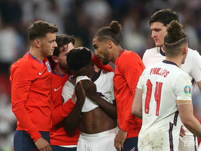 В Англии началась травля темнокожих игроков сборной за неудачные пенальти в финале Евро 2020. Полиция обещает расследование