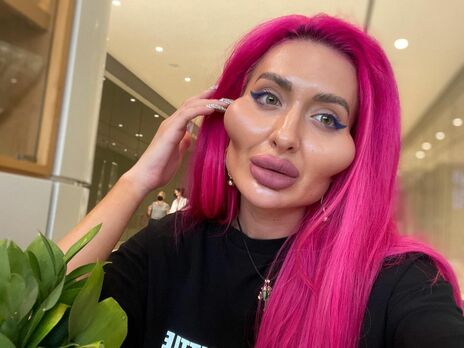 Блогер с увеличенными скулами Покрещук в лифе и мини-шортах станцевала перед камерой