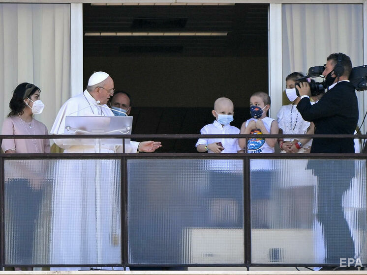 Папа Франциск уперше з'явився на публіці після операції