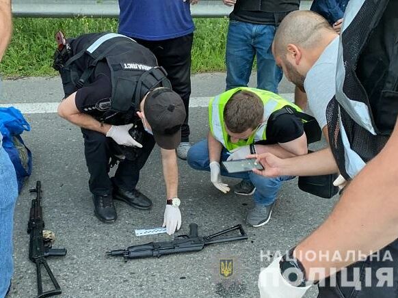 Автомати Калашникова хотіли продавати в столиці за €2 тис. Поліція заявила про перекритий канал збуту зброї в Київ